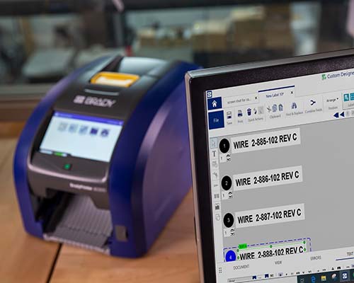 Labelsoftware op de voorgrond en de i5300 op de achtergrond.