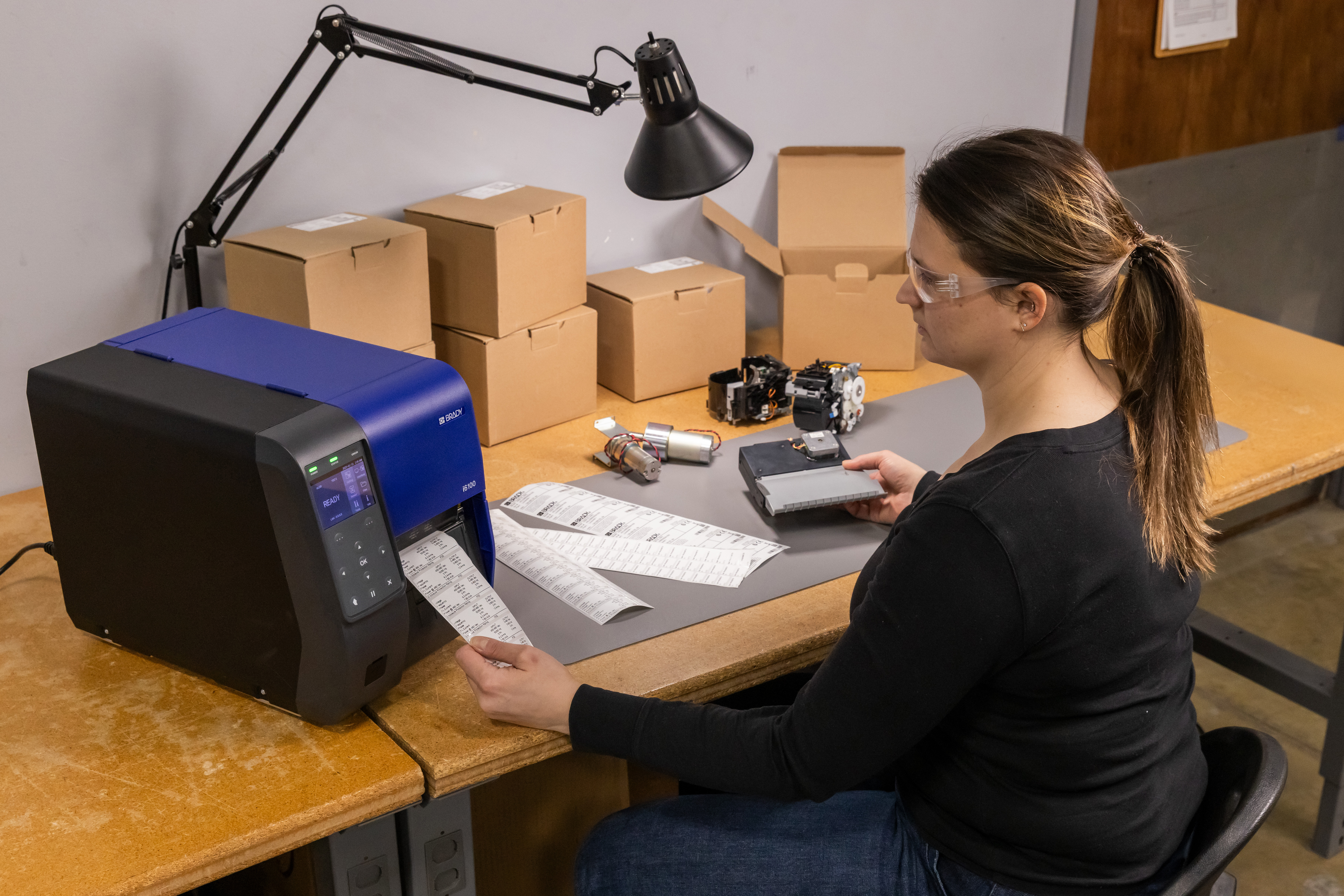 Printer met labels op tafel