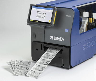 Een Brady i7500-printer die een groot aantal labels print.