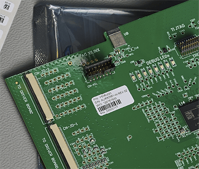 Een i7500-label op een printplaat die de helderheid van het geprinte label laat zien. 