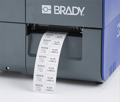 Geprinte labels verlaten een Brady i7500-printer zonder verspilling van labelmateriaal.