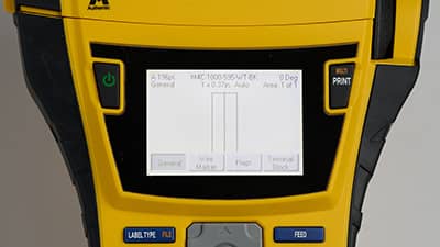 Een batterij die in de onderkant van de M710-printer wordt geplaatst.