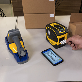 Een Brady M211 draagbare printer maakt een label