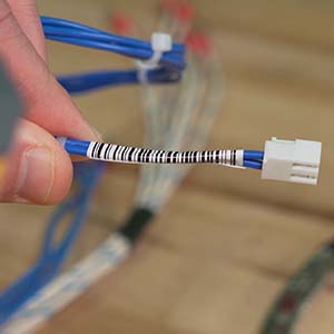 Een barcode om een klein draadje gewikkeld.