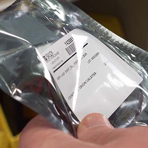 Een barcode op een glanzende plastic zak.