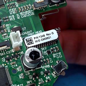 Een piepkleine 2D-barcode op een printplaat.