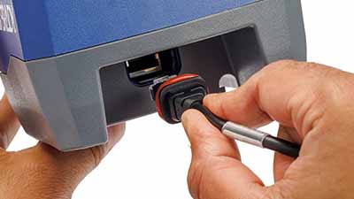 Een close-up van de waterdichte laadpoort van de V4500.