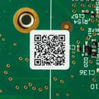 Een 2D-barcode aangebracht op een groene printplaat.