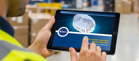 Een werknemer raadpleegt de gids op een tablet